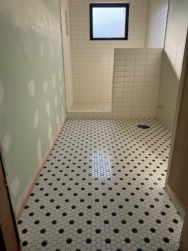 bathroom with B&W mosaic floor and tiled shower bench