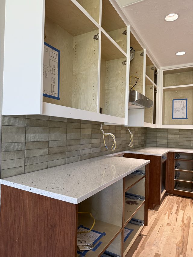 kitchen with backsplash tile, countertops and base/upper cabinets